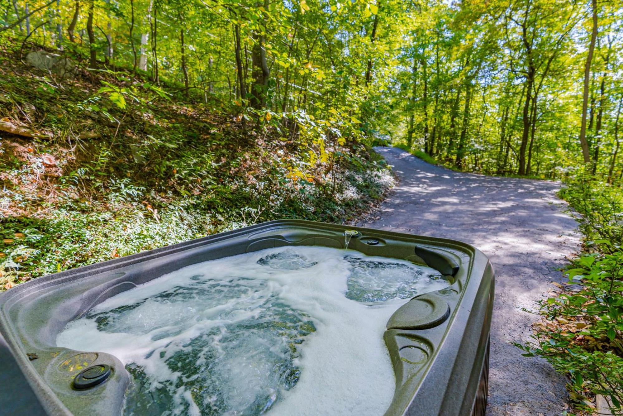 Modern Chalet Cabin W Hot Tub, Deck&Grill, & Wifi! Inwood Экстерьер фото
